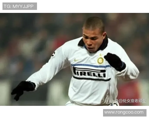 大罗与众多足球明星亲密合影展现传奇球员的友谊与风采