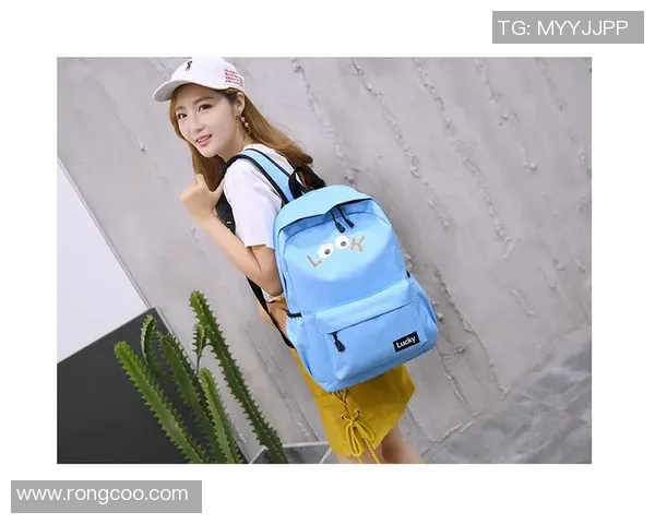 足球明星携背包时尚风采展示精美图片大全欣赏