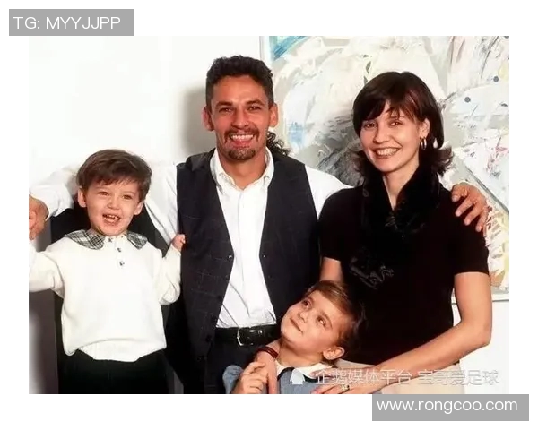 足球明星的伴侣真实面貌曝光引发网友热议与关注