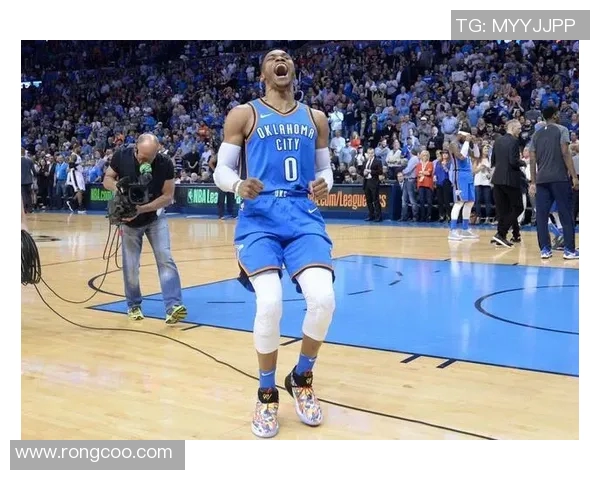 拉塞尔威斯布鲁克：从MVP到新挑战的篮球传奇之路